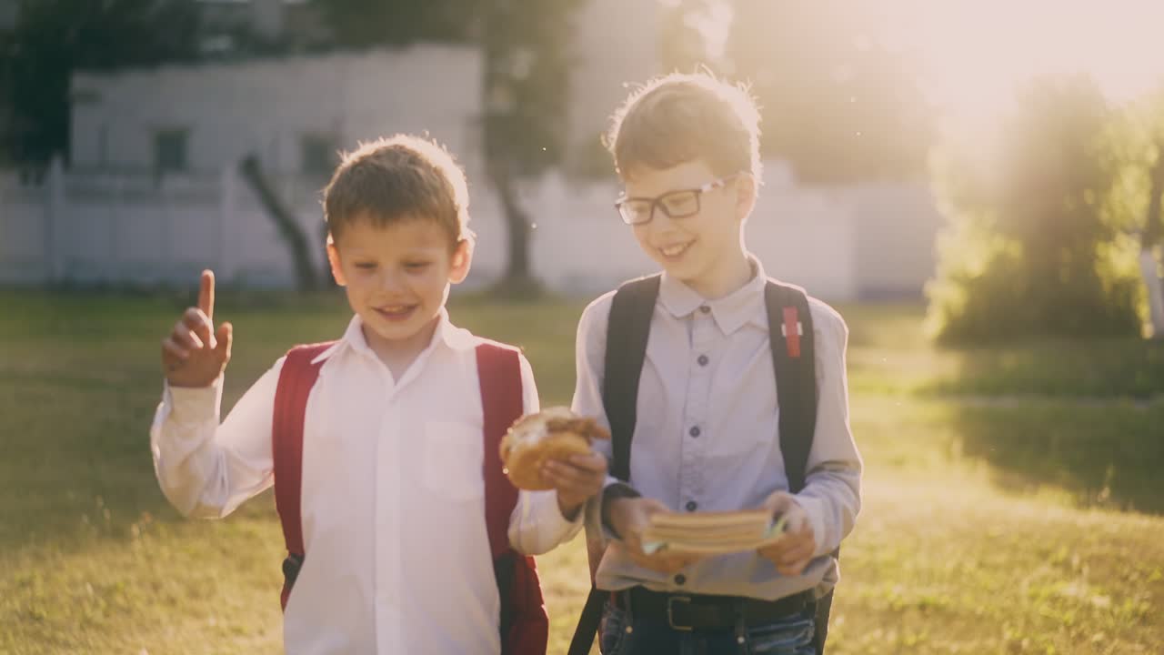 친구 들 은 공원 에서 수업 을 마친 후 슬로우 모션 으로 즐겁게 산책 한다
