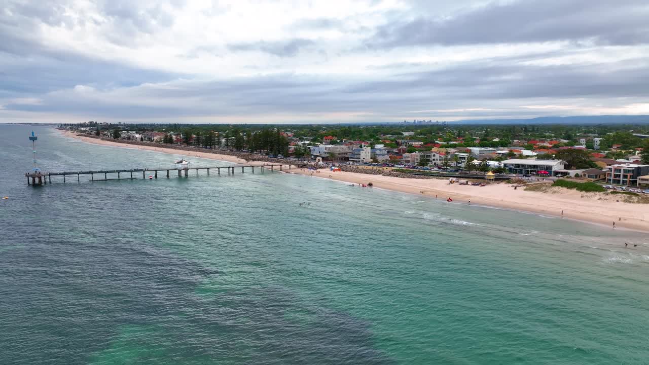 drone cinematográfico del embarcadero y la playa de brighton 4k