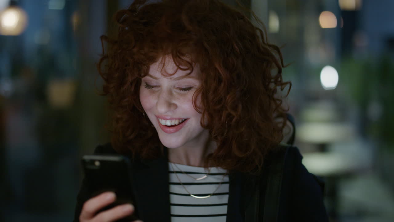 ritratto giovane donna d'affari felice che utilizza uno smartphone, naviga messaggi online, invia messaggi sul cellulare, si gode una serata in città