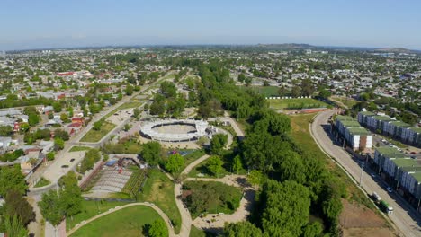 Drohnenaufnahme-Orbitaler-Zentraler-Platz-Der-Stadt-Talca-Maule-Region-Siebte-Region-Luftaufnahme-Eines-Wunderschönen-Gartens