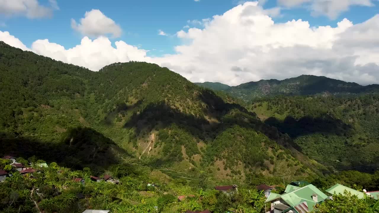 imágenes aéreas de montañas y nubes en tetepan, sagada, provincia de montaña, filipinas usando dji mini 2