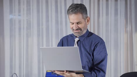 Reifer-Geschäftsmann,-Der-Glücklich-Und-Friedlich-In-Seinem-Büro-Arbeitet.