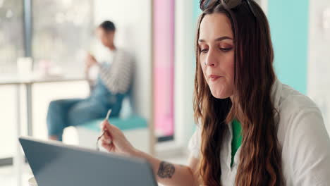 Computadora-Portátil,-Trabajo-Remoto-Y-Una-Mujer-En-Una-Cafetería