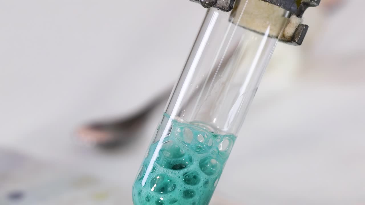 reacción química en un entorno de laboratorio