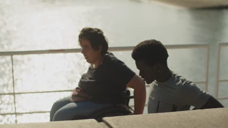 pareja sonriente rodando en el muelle y hablando