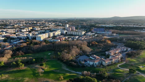 Die-Architektonische-Pracht-Von-Montpellier-Wird-Von-Oben-Enthüllt-Und-Beleuchtet-Die-Golf-Schriftart