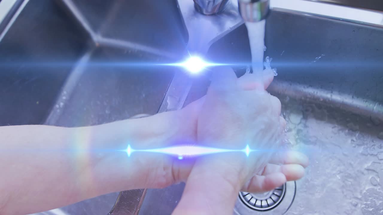 주방 싱크대에 세탁하는 고령 여성의 손 위로 움직이는 빛의 애니메이션