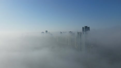 Vista-De-Drones-De-La-Niebla-Sobre-Sharjah,-Lago-Sharjah-Khalid-Cubierto-De-Niebla-Matutina-De-Invierno,-Emiratos-árabes-Unidos,-Imágenes-De-Drones-De-4k