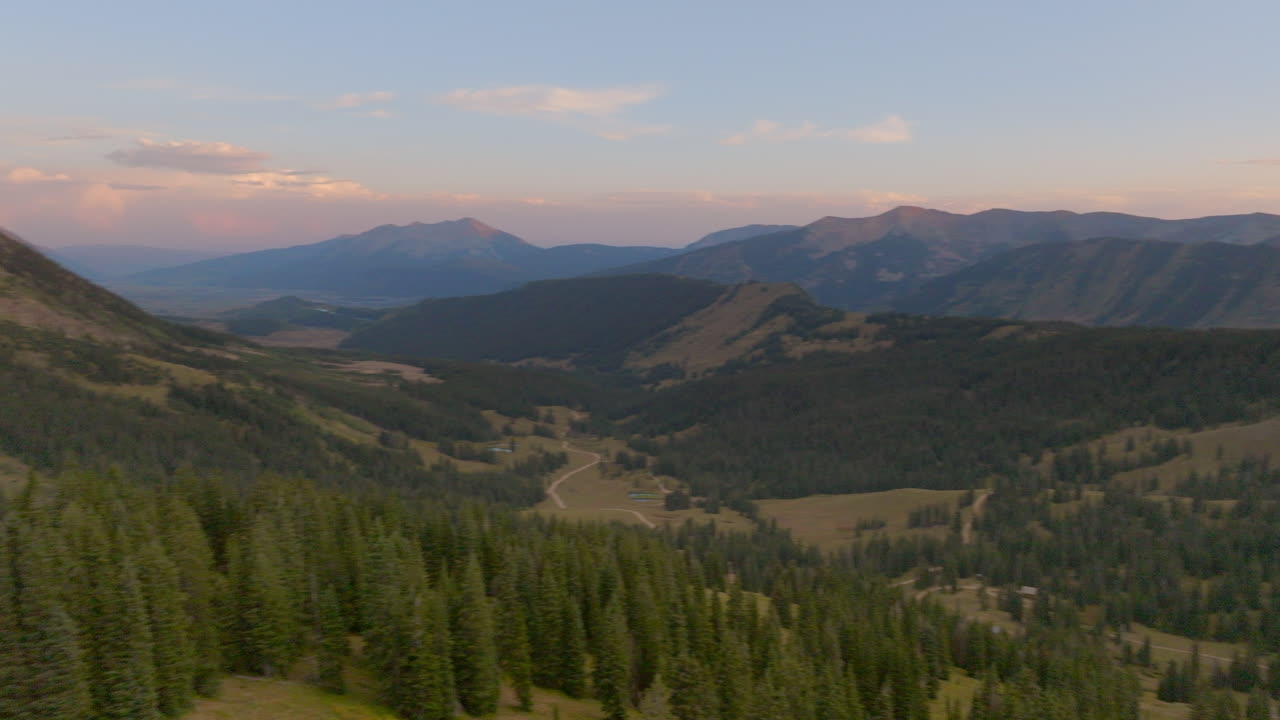 antena de montaña en colorado rockies con una panorámica sobre el paisaje para revelar una puesta de sol en el horizonte