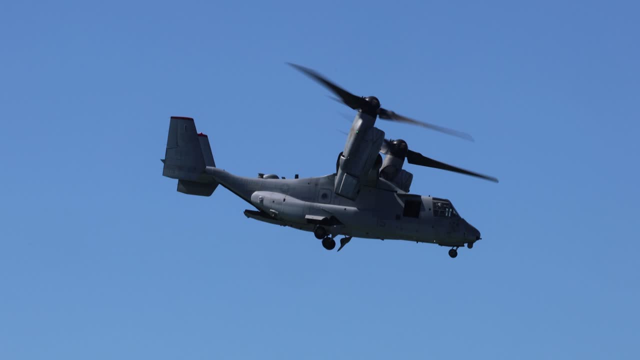 은 파란 하늘에서 오스프리 헬리터 기동