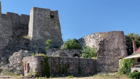 Burg-Levice-Hrad-Mittelalterliche-Alte-Historische-Ruine-In-Der-Slowakei,-Pfanne