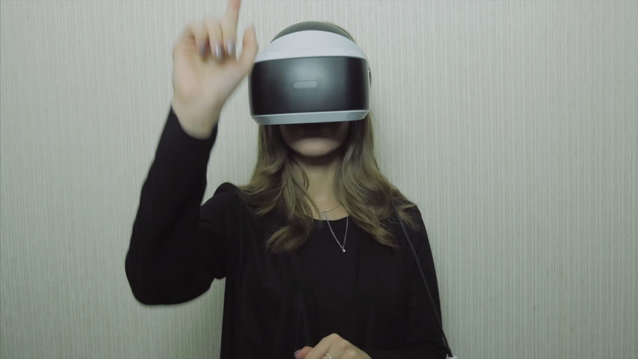 Donna che sperimenta la realtà virtuale
