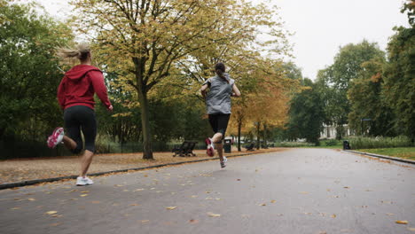 Group-of-runners-running-in-park-wearing-wearable-technology-connected-devices