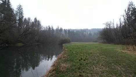 Postojna-Höhlen-Innenschwenk-über-Stalagmiten-Stalaktiten