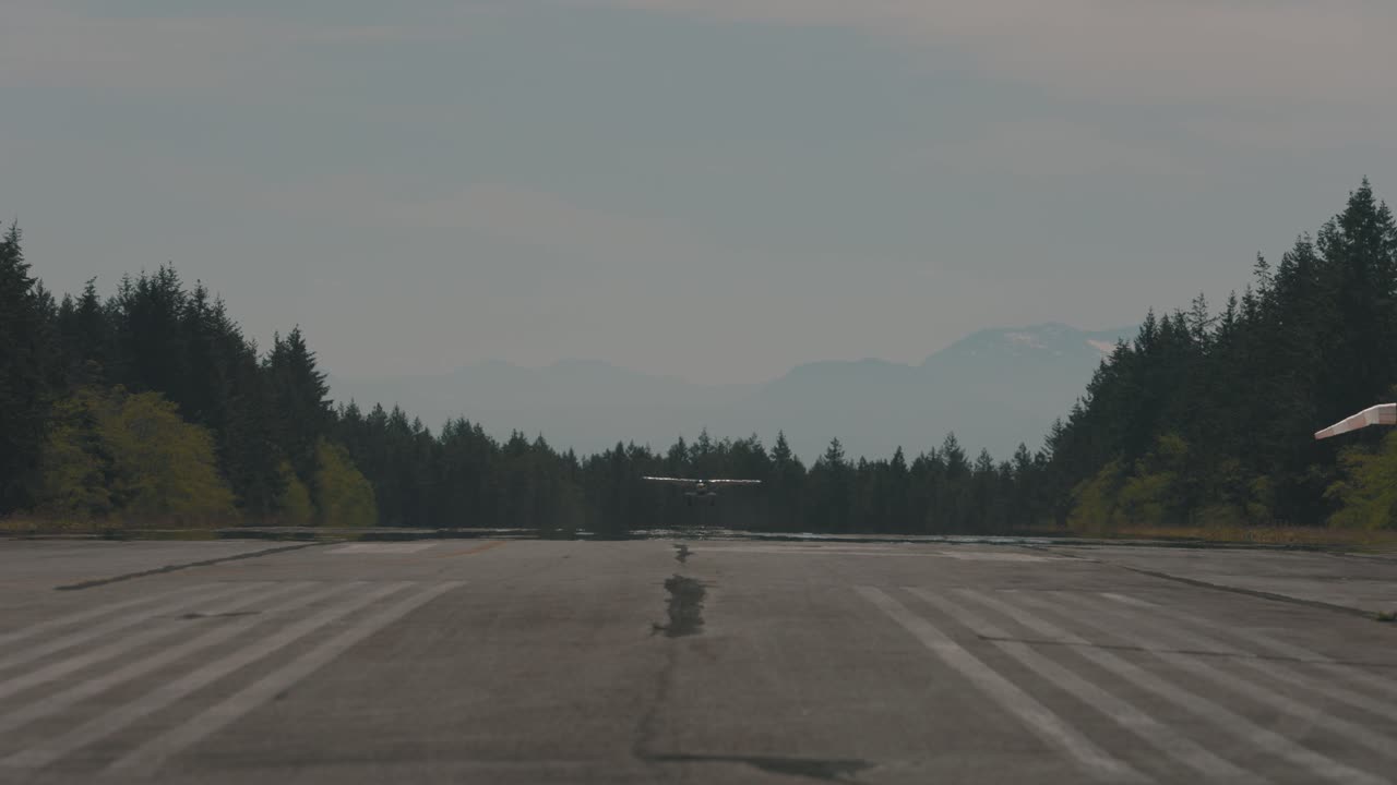 cessna aterrizando en una pista de aterrizaje en la isla de texas columbia británica sol costa canadá