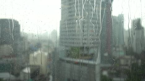 lluvia sobre bangkok esa vista desde las ventanas de vidrio con lluvia torrencial.