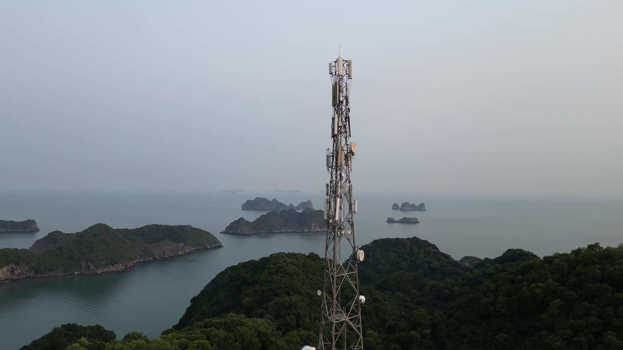 la torre de radio telecomunicaciones en la cima de una colina con vistas a las increíbles islas en la bahía de cat ba y la bahía de halong en el norte de vietnam