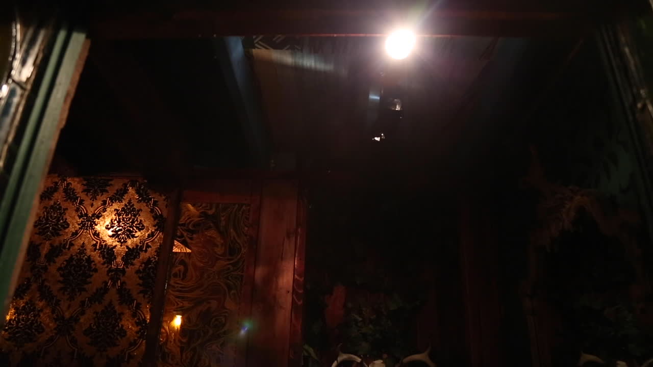 entrada, puertas que se abren a través de vidrieras, puerta lateral de la iglesia