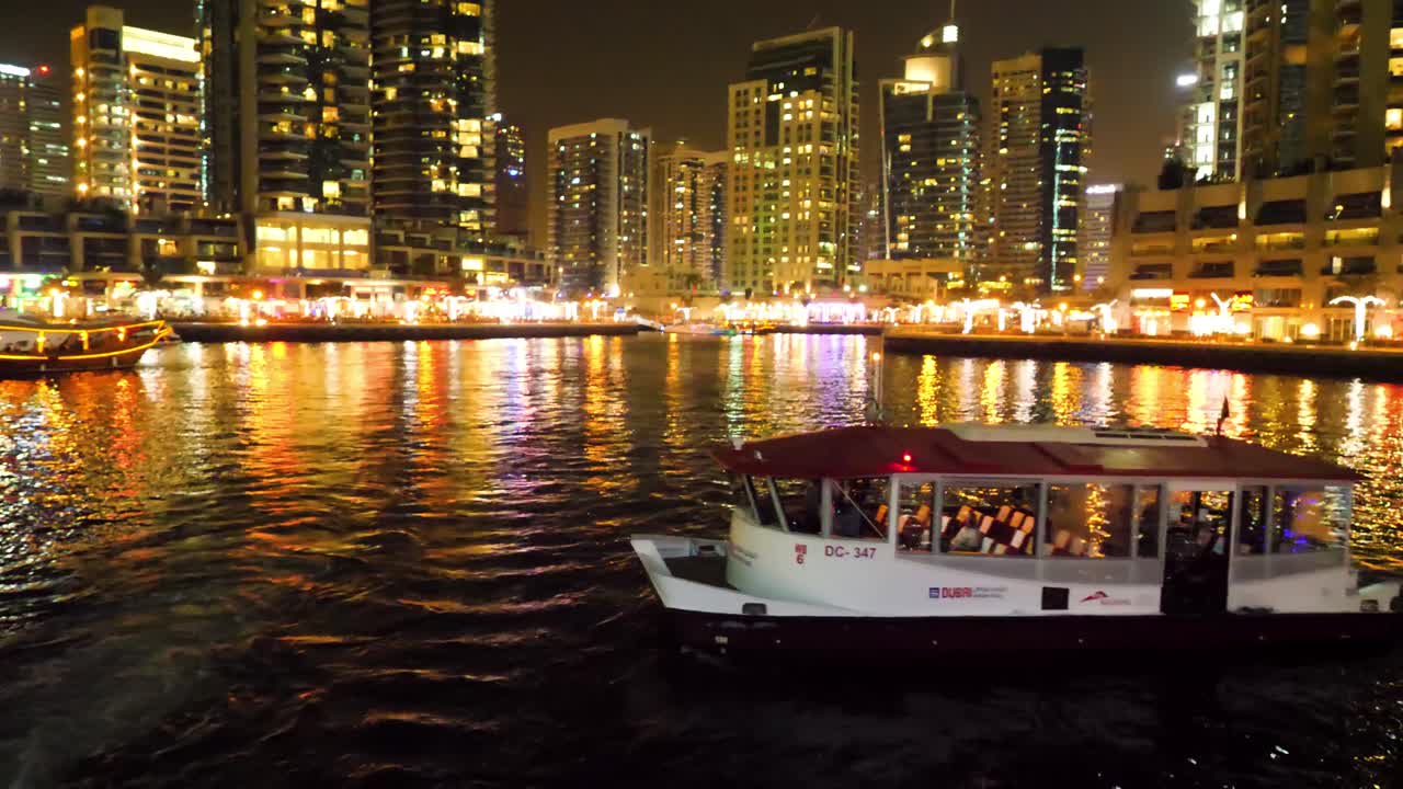 Marina de Dubaï la nuit avec un ferry