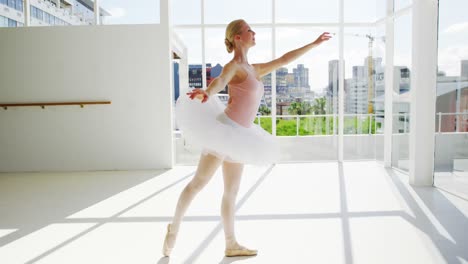 Bailarina-Practicando-Danza-Ballet