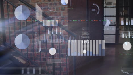 animación del procesamiento de datos financieros sobre una escalera vacía