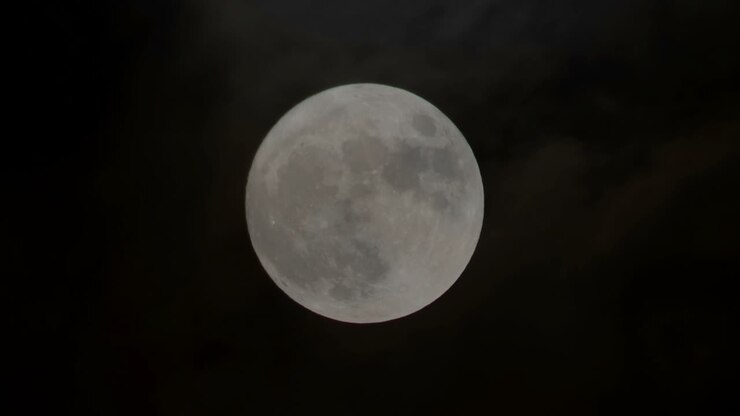 A lua no céu noturno. Filmagem em timelapse.