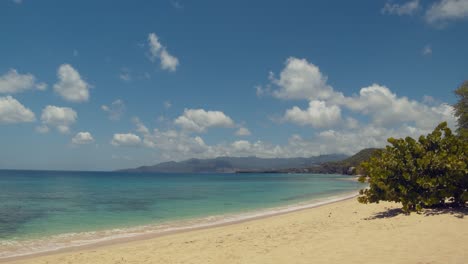 Epische-Aufnahmen-Von-Wellen,-Die-An-Der-Küste-In-St.-George,-Grenada,-Zusammenbrechen