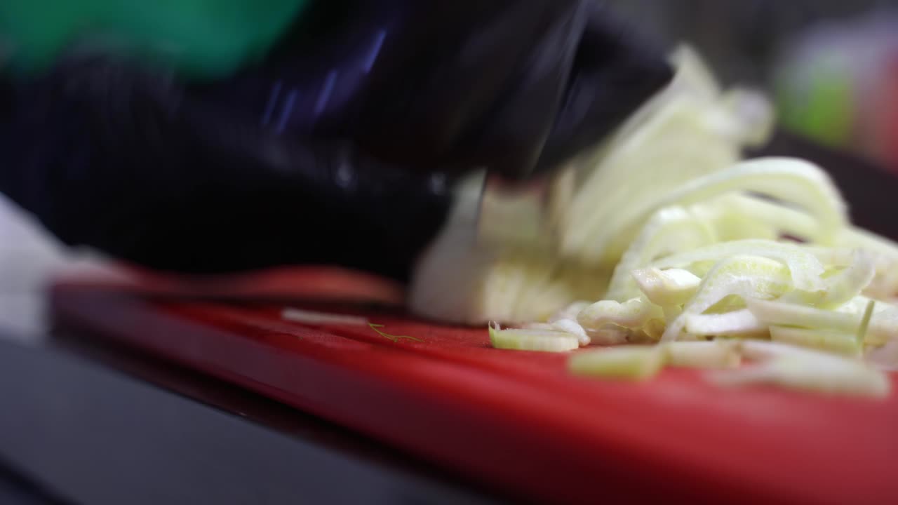 el chef está cortando el apio.