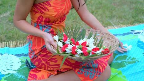 Junge-Frau-Arrangiert-Blumen-Auf-Einer-Matte-Im-Garten-4k