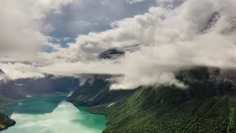 Schöne-Natur-Norwegen-Natürliche-Landschaft-Lovatnet-See.