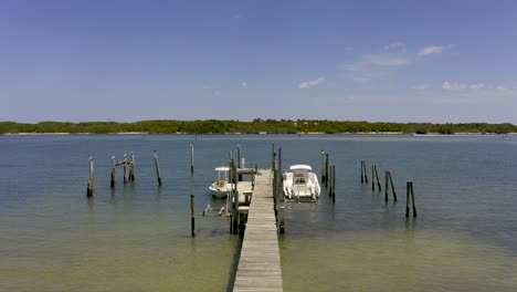 Aerial-descent-of-boat-dock-in-Jupiter-sound,-Florida