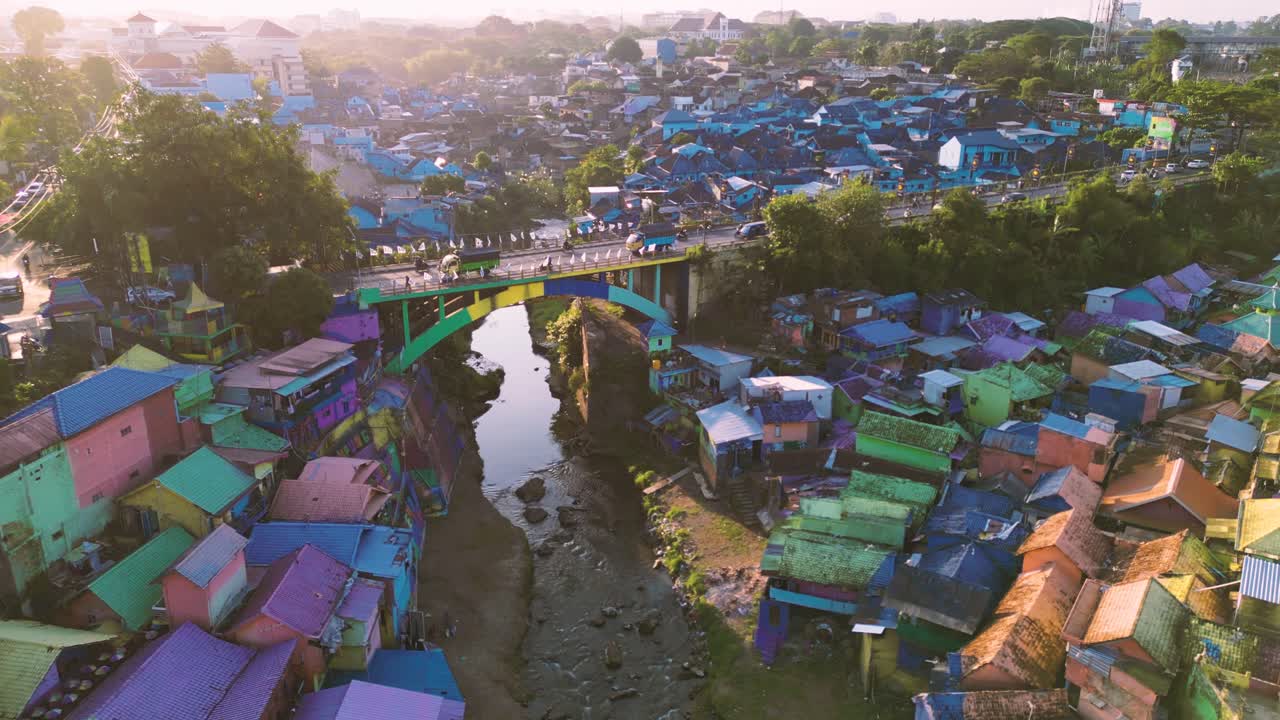 volando sobre el colorido pueblo conocido como el pueblo arco iris o el pueblo jodipan en la ciudad de malang - java oriental, indonesia