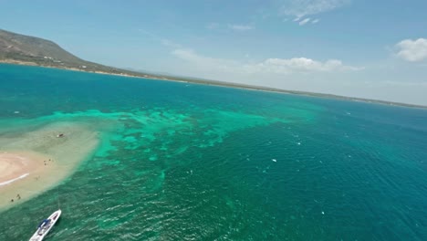 Mar-Turquesa-Y-Vegetación-En-Isla-Cabra,-Monte-Cristi,-República-Dominicana---Fpv-Aéreo