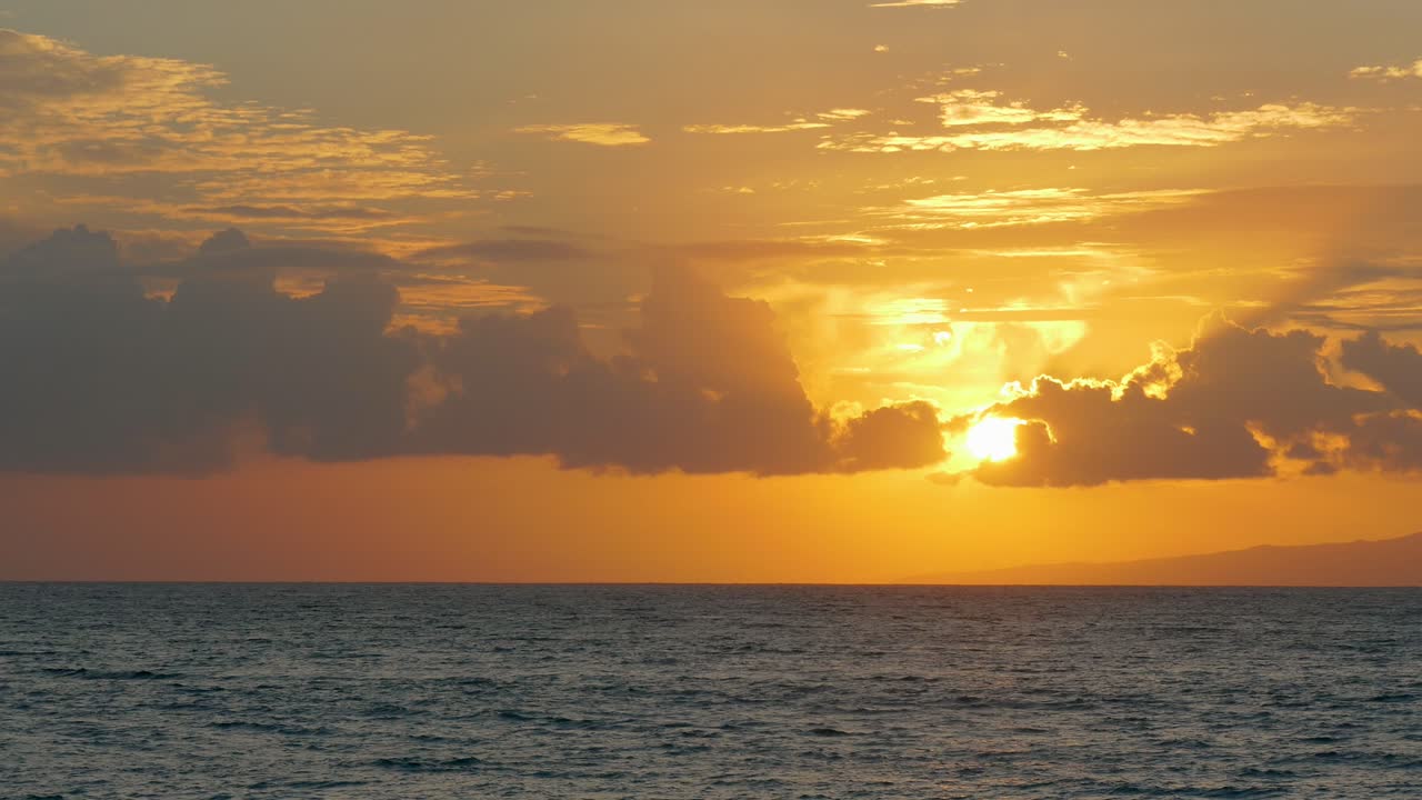 바다 위에 해가 지는 것