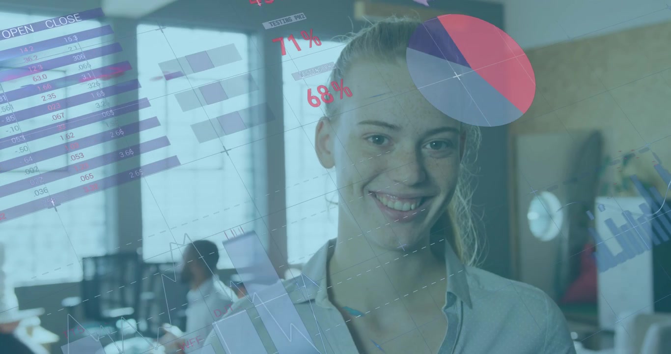 Animazione dell'elaborazione di dati finanziari su una donna d'affari caucasica in ufficio