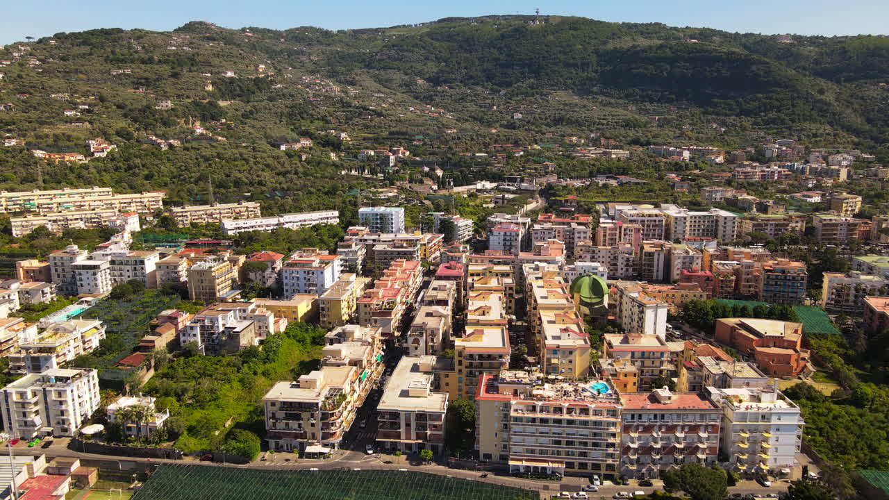 Vista aérea de Sorrento, Itália, na costa do Mar Mediterrâneo