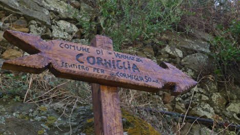 señal de senderismo corniglia 4k - día