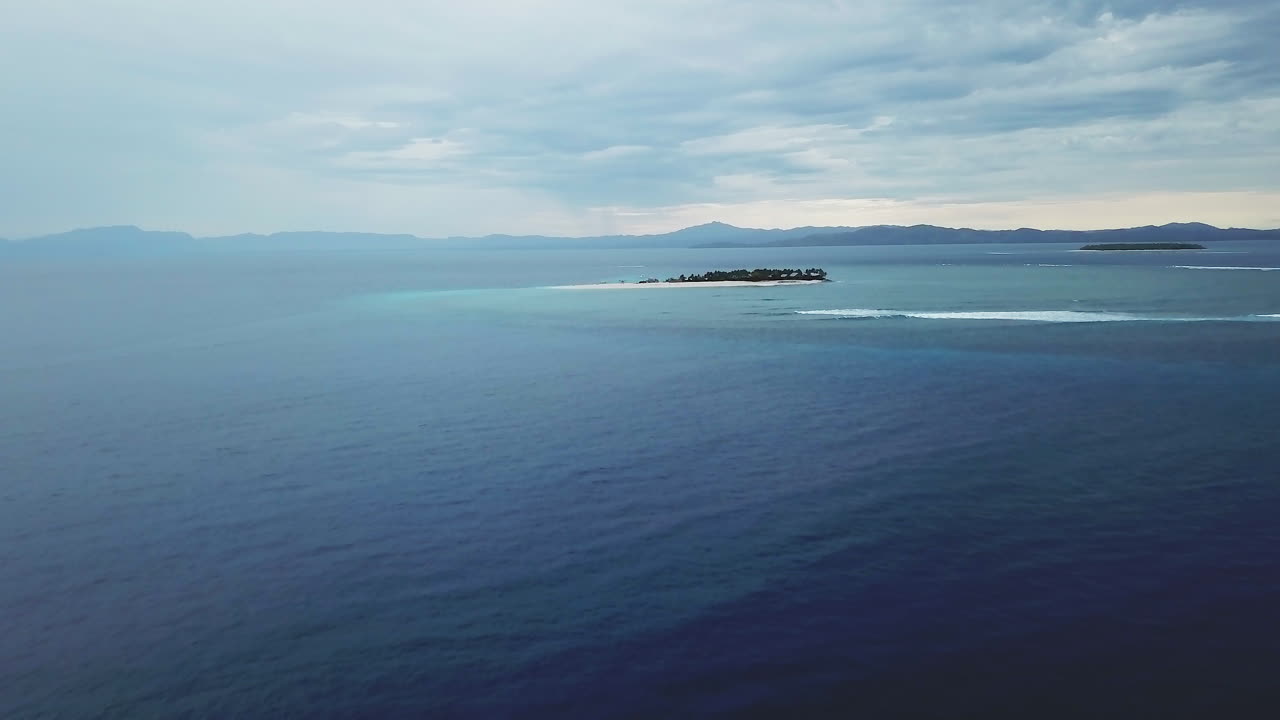 드론 나디 피지 나모투 섬 수영장 서핑 파도 wsl 서퍼 공중 영화 바다 위 구름이 가득한 아침 아름다운 평화로운 휴식 신혼 여행 모험 리조트 천천히 앞으로 이동