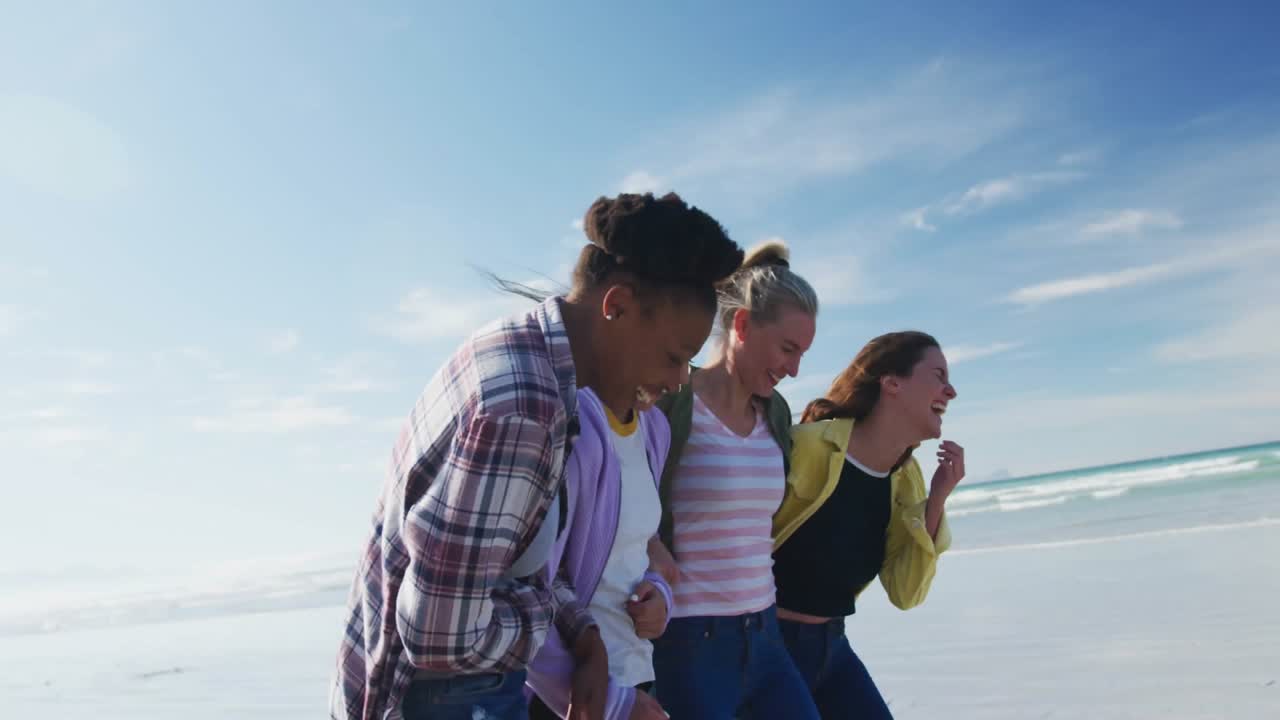 Fire kvinder, der holder arme og går på en strand, lancerer sociale medie-reaktionsikoner, der engagerer seere.