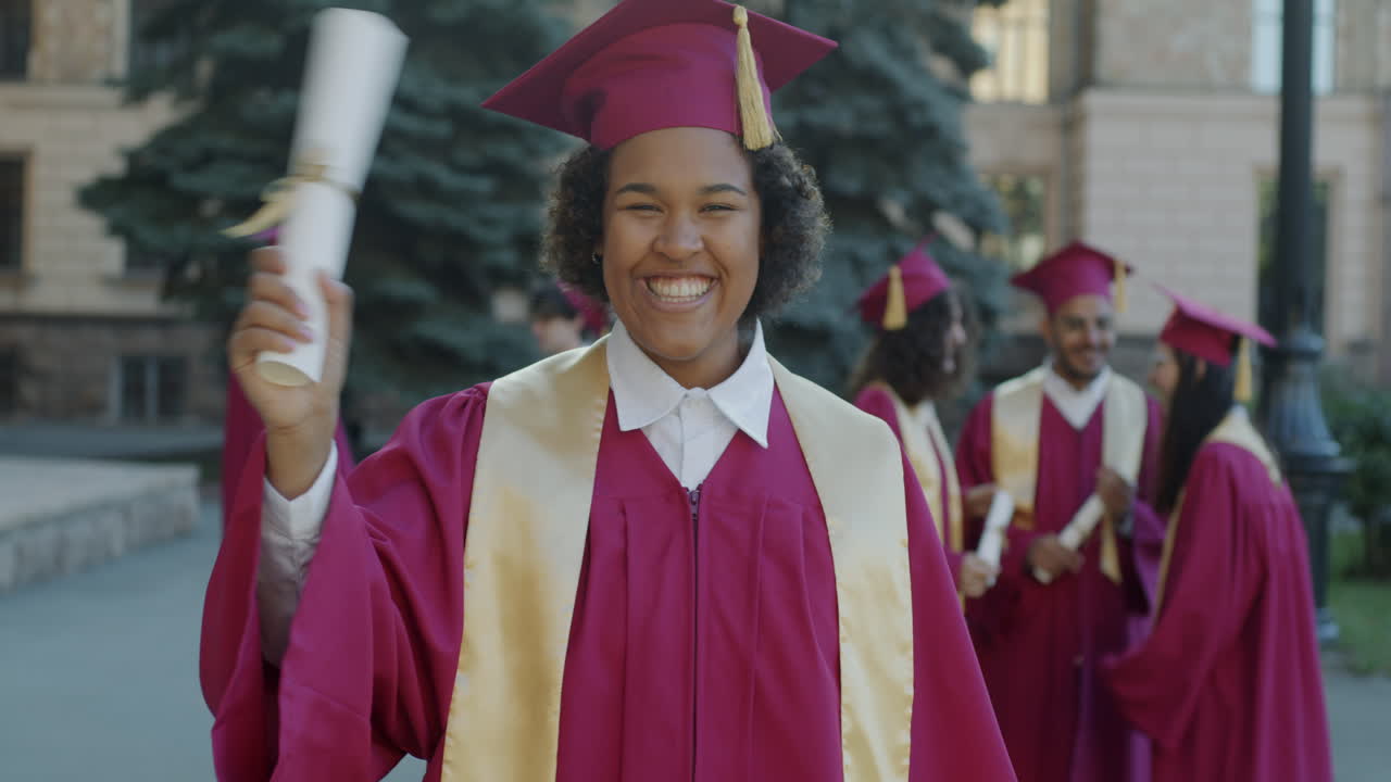graduado feliz con un diploma