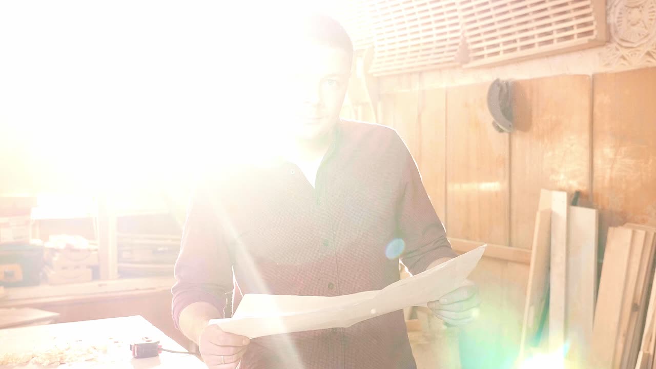 작업실 에서 계획 을 검토 하는 목공