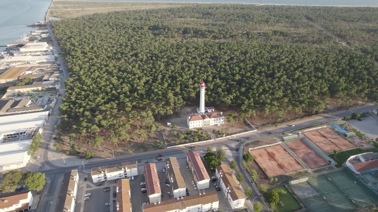 faro de vila real de santo antónio contra el exuberante bosque costero y el estuario del río