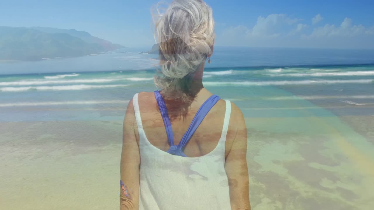 mujer mirando fijamente las olas 4k