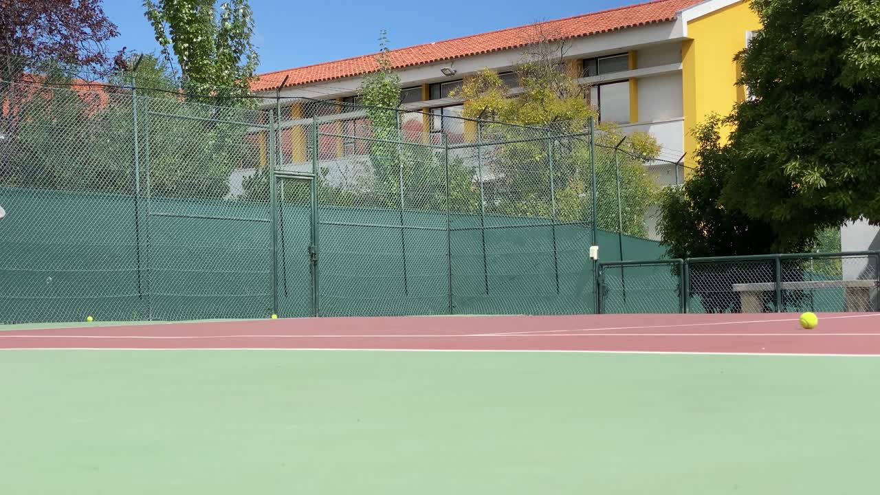 tenista profesional equipado golpeando fuerte la pelota de tenis con raqueta