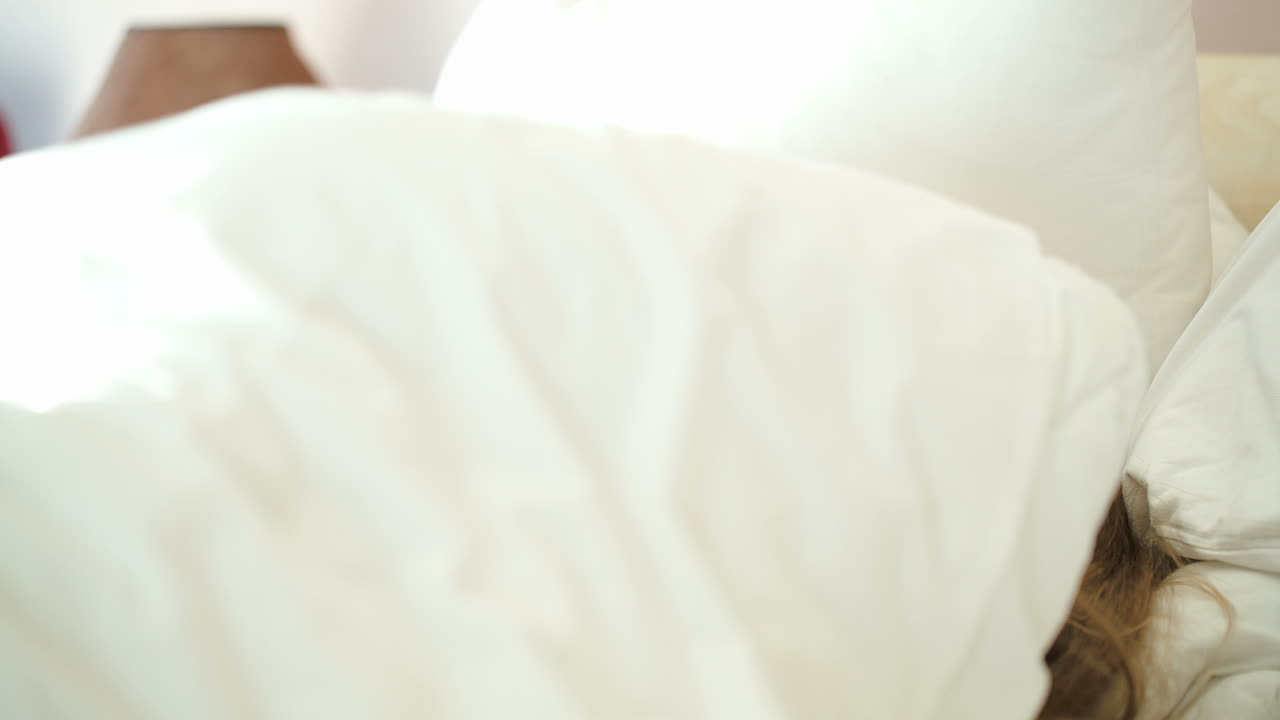 아침에 거의 깨어나지 않는 여자