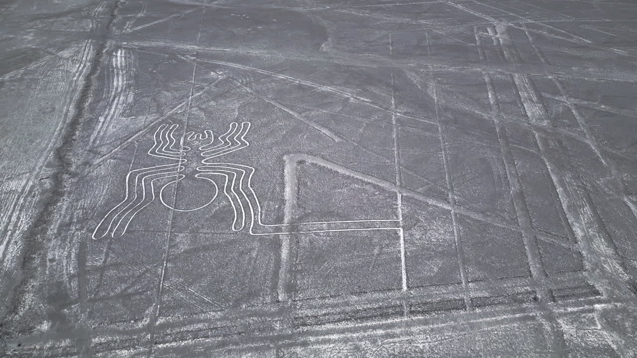 Veduta aerea dall'alto di misteriose creature umanoidi, sito storico a Nazca, Perù