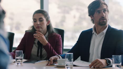 gente de negocios corporativos lluvia de ideas en la sala de juntas reunión discutiendo estrategia colegas compartiendo ideas trabajando en fecha límite colaborando en la oficina 4k