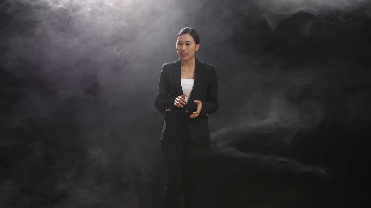 mujer de negocios dando una presentación en un estudio ahumado