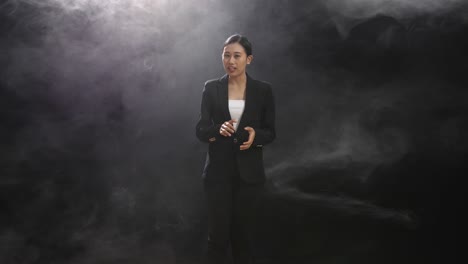 mujer de negocios dando una presentación en un estudio ahumado