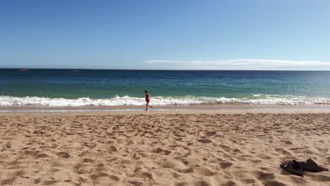 niño jugando en la playa